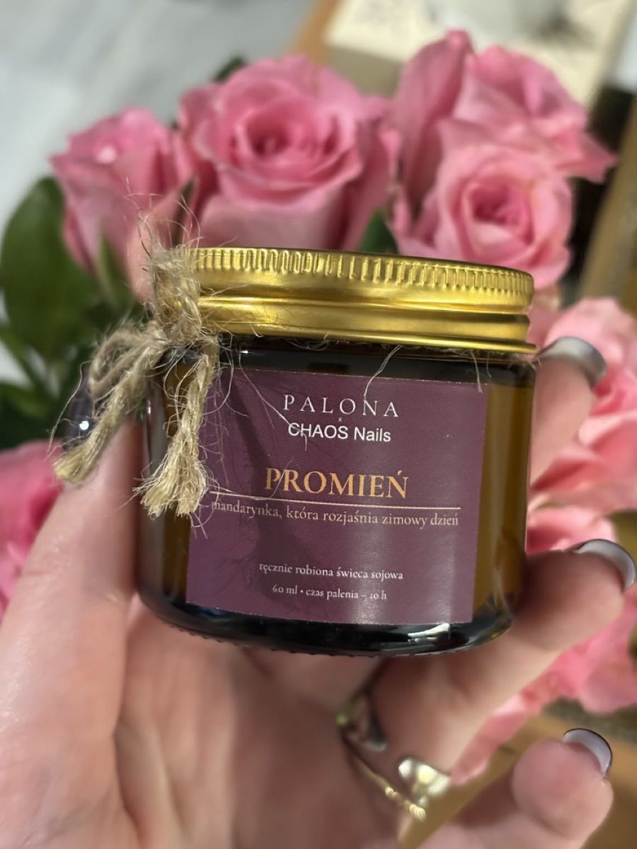 Personalizowana świeca PALONA x CHAOS Nails z bordową etykietą